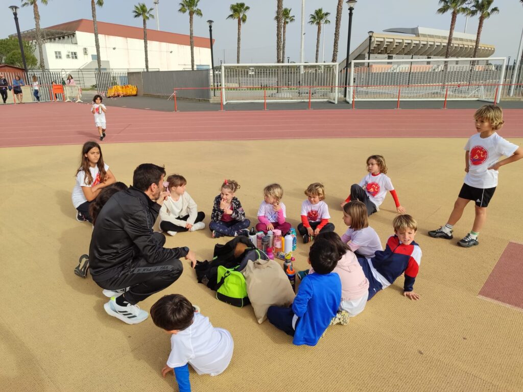 I Jornada de la escuela de atletismo en la pista de Cartaya