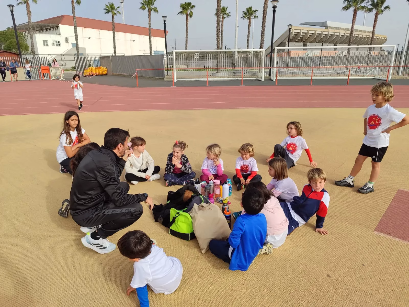 I Jornada de la escuela de atletismo en la pista de Cartaya