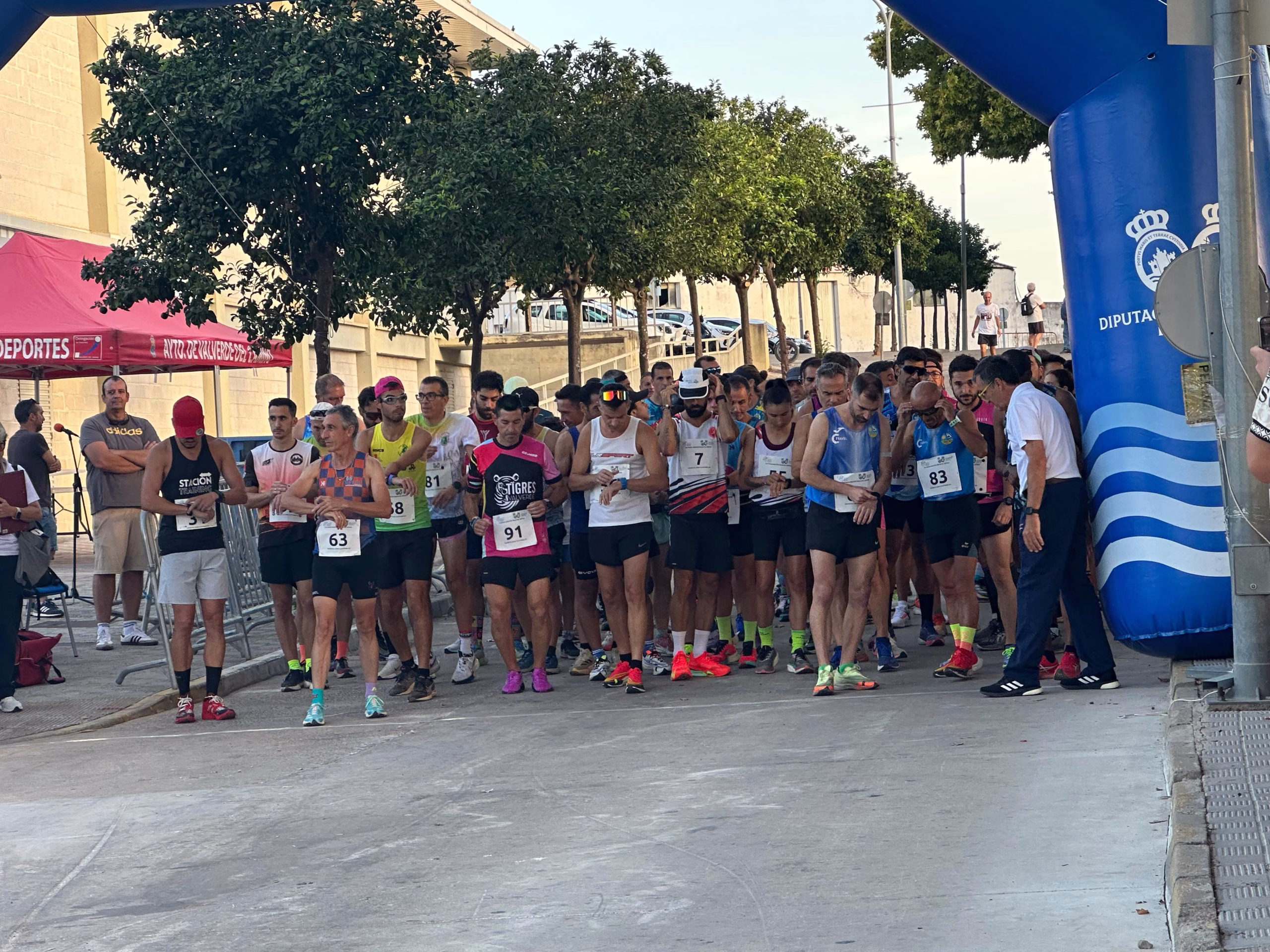 Paula Rodriguez y Alejandro Illan en el podium de la XLIII Media Maratón Valverde del Camino